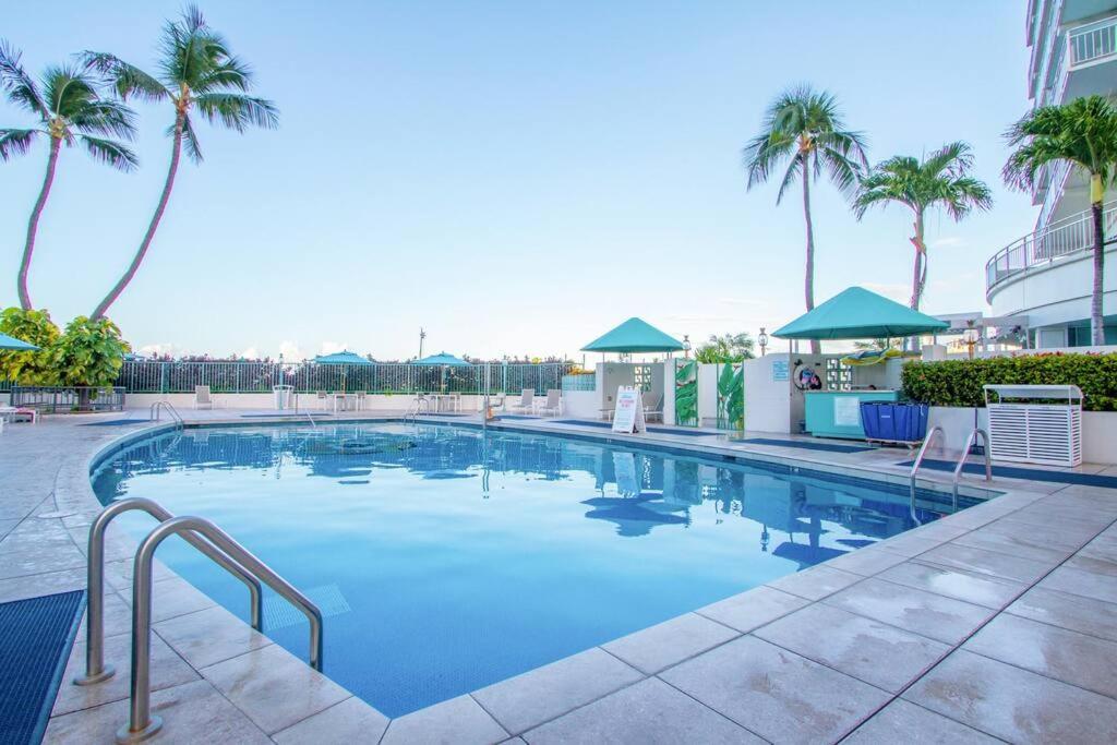 Resort Life At A Low Price- Ilikai Hotel Гонолулу Экстерьер фото